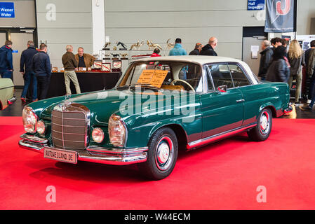 FRIEDRICHSHAFEN - Mai 2019 : l'aigue-marine MERCEDES-BENZ W111 250 SE coupé 1965 à Motorworld Classics Bodensee le 11 mai 2019 à Friedrichshafen, Allemand Banque D'Images