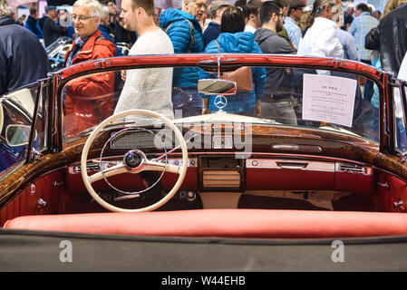 FRIEDRICHSHAFEN - Mai 2019 : intérieur rouge MERCEDES-BENZ 220 W187 1957 S PONTON cabrio à Motorworld Classics Bodensee le 11 mai 2019 à Friedrichshafe Banque D'Images