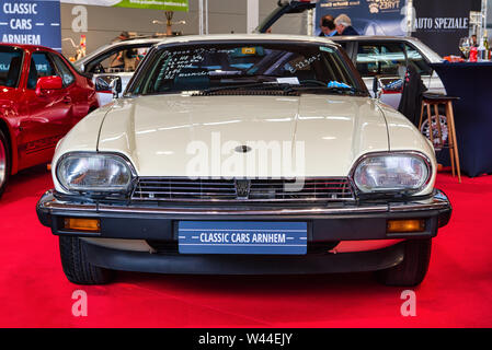 FRIEDRICHSHAFEN - Mai 2019 : blanc Jaguar XJ-S coupé 1986 à Motorworld Classics Bodensee le 11 mai 2019 à Friedrichshafen, Allemagne. Banque D'Images