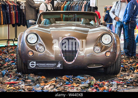 FRIEDRICHSHAFEN - Mai 2019 : gris sable Wiesmann MF 30 MF 30 1993 roadster cabrio à Motorworld Classics Bodensee le 11 mai 2019 à Friedrichshafen, Allemagne Banque D'Images