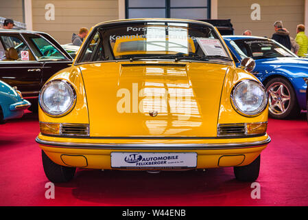 FRIEDRICHSHAFEN - Mai 2019 : Porsche 912 jaune 911 SWB 964 Carrera coupé 1965 à Motorworld Classics Bodensee le 11 mai 2019 à Friedrichshafen, Germ Banque D'Images