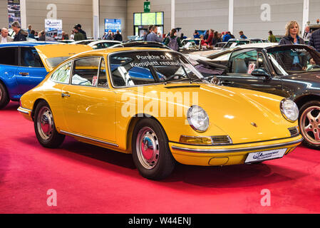 FRIEDRICHSHAFEN - Mai 2019 : Porsche 912 jaune 911 SWB 964 Carrera coupé 1965 à Motorworld Classics Bodensee le 11 mai 2019 à Friedrichshafen, Germ Banque D'Images