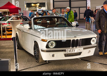 FRIEDRICHSHAFEN - Mai 2019 : BMW blanc 02 ETA E88 135i cabrio à Motorworld Classics Bodensee le 11 mai 2019 à Friedrichshafen, Allemagne. Banque D'Images