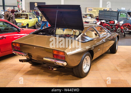 FRIEDRICHSHAFEN - Mai 2019 : golden sable LAMBORGHINI URACCO coupé 1973 à Motorworld Classics Bodensee le 11 mai 2019 à Friedrichshafen, Allemagne. Banque D'Images