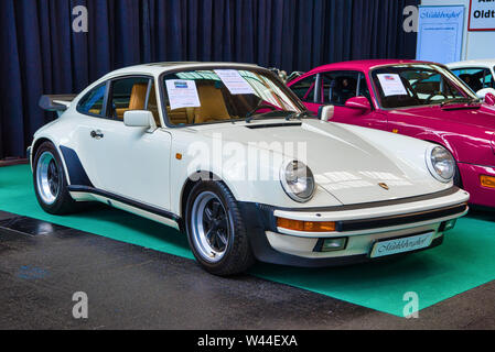 FRIEDRICHSHAFEN - Mai 2019 : Porsche 911 blanc 930 964 TURBO cabrio 1987 à Motorworld Classics Bodensee le 11 mai 2019 à Friedrichshafen, Allemagne. Banque D'Images