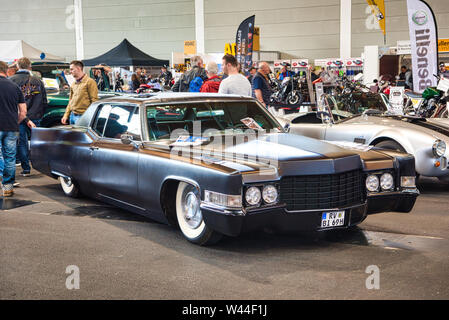FRIEDRICHSHAFEN - Mai 2019 : black CADILLAC DE VILLE 1969 sedan à Motorworld Classics Bodensee le 11 mai 2019 à Friedrichshafen, Allemagne. Banque D'Images