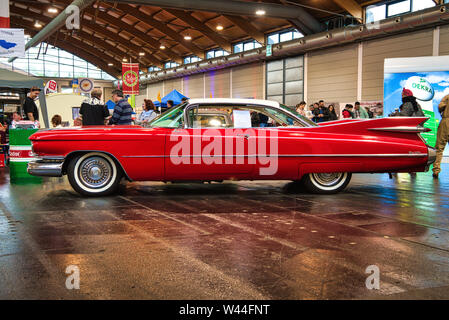 FRIEDRICHSHAFEN - Mai 2019 : blanc rouge coupé CADILLAC DE VILLE 1959 à Motorworld Classics Bodensee le 11 mai 2019 à Friedrichshafen, Allemagne. Banque D'Images