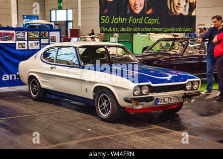 FRIEDRICHSHAFEN - Mai 2019 : blanc bleu FORD CAPRI 2800 coupé 1974 à Motorworld Classics Bodensee le 11 mai 2019 à Friedrichshafen, Allemagne. Banque D'Images