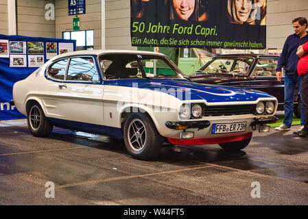 FRIEDRICHSHAFEN - Mai 2019 : blanc bleu FORD CAPRI 2800 coupé 1974 à Motorworld Classics Bodensee le 11 mai 2019 à Friedrichshafen, Allemagne. Banque D'Images