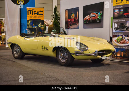 FRIEDRICHSHAFEN - Mai 2019 : jaune clair beige Jaguar E-TYPE roadster cabrio 1974 Défi à Motorworld Classics Bodensee le 11 mai 2019 dans Friedri Banque D'Images