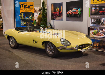 FRIEDRICHSHAFEN - Mai 2019 : jaune clair beige Jaguar E-TYPE roadster cabrio 1974 Défi à Motorworld Classics Bodensee le 11 mai 2019 dans Friedri Banque D'Images