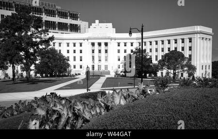 L'impressionnant bâtiment, site Lurleen B. Wallace, état de l'Alabama dans les bureaux du gouvernement dans la capitale de l'Etat de Montgomery, AL, en noir et blanc Banque D'Images