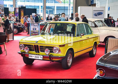 FRIEDRICHSHAFEN - Mai 2019 : citron jaune BMW 2002 TII 2000 NOUVELLE CLASSE sedan à Motorworld Classics Bodensee le 11 mai 2019 à Friedrichshafen, G Banque D'Images