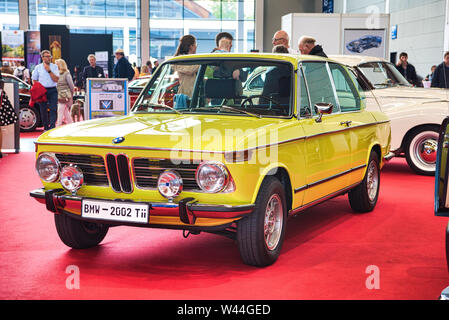 FRIEDRICHSHAFEN - Mai 2019 : citron jaune BMW 2002 TII 2000 NOUVELLE CLASSE sedan à Motorworld Classics Bodensee le 11 mai 2019 à Friedrichshafen, G Banque D'Images