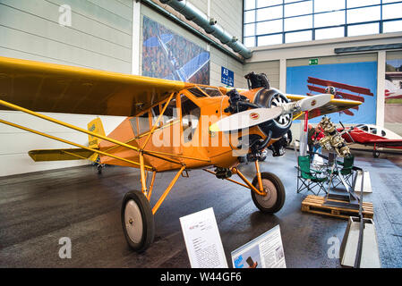 FRIEDRICHSHAFEN - Mai 2019 : orange avion Curtiss ROBIN J-1 1929 à Motorworld Classics Bodensee le 11 mai 2019 à Friedrichshafen, Allemagne. Banque D'Images