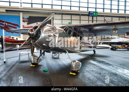 FRIEDRICHSHAFEN - Mai 2019 : argent avion Cessna 195 de 1949 d'affaires à Motorworld Classics Bodensee le 11 mai 2019 à Friedrichshafen, Allemagne. Banque D'Images