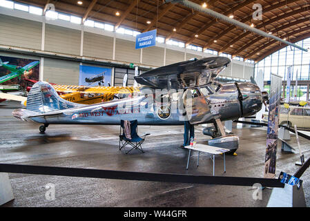 FRIEDRICHSHAFEN - Mai 2019 : argent avion Cessna 195 de 1949 d'affaires à Motorworld Classics Bodensee le 11 mai 2019 à Friedrichshafen, Allemagne. Banque D'Images