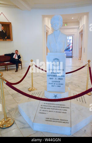 Le buste en marbre de l'ancien gouverneur de l'Alabama, site Lurleen Wallace Burns, épouse de controverse, George Wallace, dans le State Capitol rotunda, Montgomery Banque D'Images