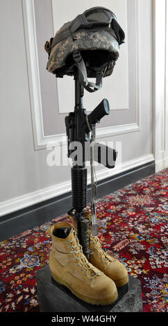 Un soldat tombé Memorial, avec des bottes, gun, casque & dog tags, connu sous le nom de la bataille contre, affichée dans l'Alabama State Capitol à Montgomery, AL Banque D'Images