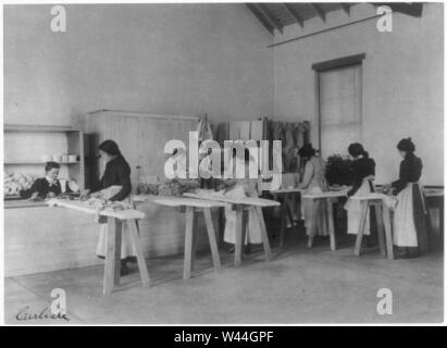 Scènes de classe à Carlisle, en Pennsylvanie, l'école indienne. Les étudiantes ; repassage Banque D'Images