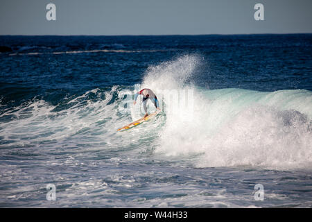 La vague de surf homme plage Avalon Sydney Australie Banque D'Images