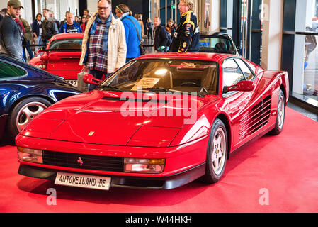 FRIEDRICHSHAFEN - Mai 2019 : rouge Ferrari Testarossa F110 coupé 1989 à Motorworld Classics Bodensee le 11 mai 2019 à Friedrichshafen, Allemagne. Banque D'Images