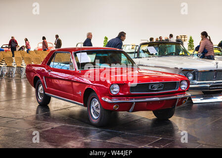 FRIEDRICHSHAFEN - Mai 2019 : Ford Mustang COUPé 1966 rouge à Motorworld Classics Bodensee le 11 mai 2019 à Friedrichshafen, Allemagne. Banque D'Images