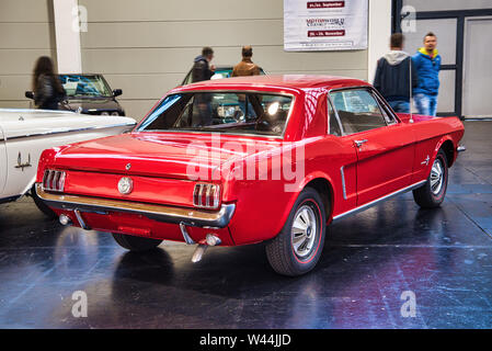 FRIEDRICHSHAFEN - Mai 2019 : Ford Mustang COUPé 1966 rouge à Motorworld Classics Bodensee le 11 mai 2019 à Friedrichshafen, Allemagne. Banque D'Images