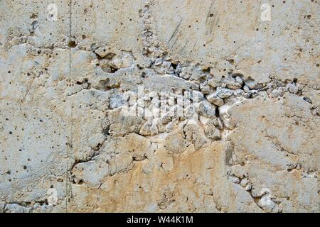 Gros plan d'un mur de caillebotis naturellement abîmé avec de la peinture à l'huile restes sur marbre Banque D'Images