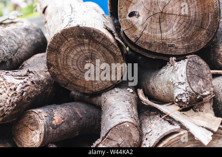 Un coup de bois empilées empilés. Banque D'Images