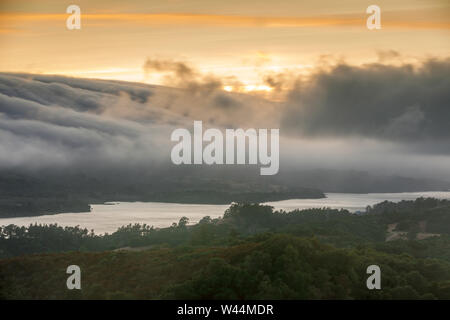 Le brouillard roulant sur le réservoir de Crystal Springs comme vu à partir d'un point de l'autoroute 280 vista sur un coucher de soleil d'été. Banque D'Images