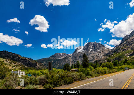 Le long de la Californie, la Route 158 la boucle du lac Juin en juillet 2019 après les chutes de neige record les choses vont dans la partie Est de la Sierra Nevada Banque D'Images