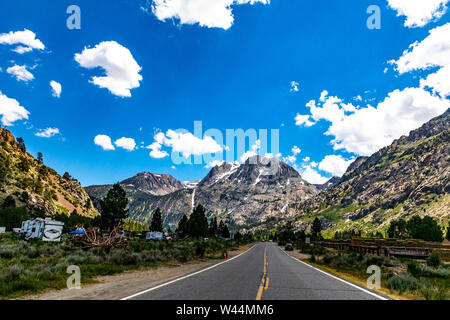 Le long de la Californie, la Route 158 la boucle du lac Juin en juillet 2019 après les chutes de neige record les choses vont dans la partie Est de la Sierra Nevada Banque D'Images