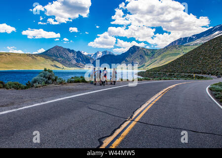 Les cyclistes d'admirer la beauté du Lac Juin boucle dans l'Est de la Sierra Nevada de Californie USA Banque D'Images