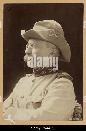 Le Colonel Theodore Roosevelt, et toute la longueur tête-et-épaules portraits en pied, en uniforme Banque D'Images