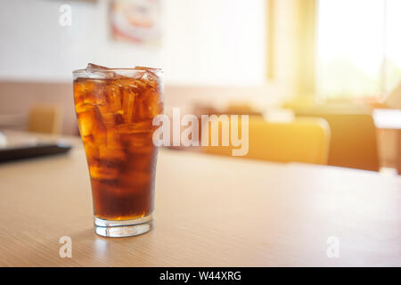 Verre de boissons non alcoolisées mises sur le tableau donne une rafraîchissante quand on boit avec un mélange de sucre et de caféine. avec copie des espaces. Banque D'Images