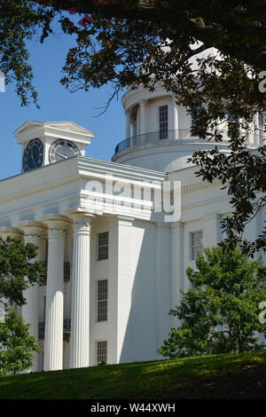 Une vue rapprochée de la style néogrec, Alabama State Capitol Building historique avec colonnes, plafonnier et tour de l'horloge à Montgomery, AL, États-Unis d'Amérique Banque D'Images