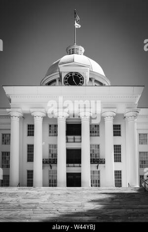 Un portrait de l'ascendant en escaliers pour le quartier historique de New York State Capitol building à Montgomery, AL, États-Unis d'Amérique, en noir et blanc Banque D'Images