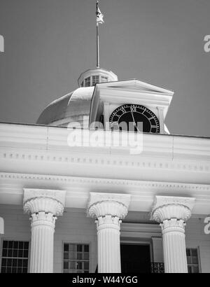 Les drapeaux, la coupole, la tour de l'horloge et les colonnes de la conception néo-classique de l'historique de l'Alabama State Capitol building à Montgomery, AL, États-Unis d'Amérique Banque D'Images