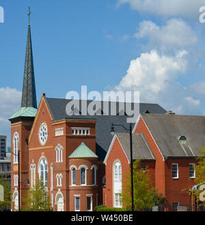 Le River City Church, une structure gothique historique avec clocher à Montgomery, AL, Banque D'Images