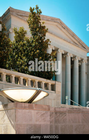 L'Édifice de la magistrature de l'Alabama, où la Cour suprême de l'état réside, avec de l'eau en fonction contemporaine, Montgomery, AL Banque D'Images