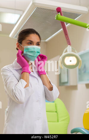 Pensive femme médecin dans un sarrau blanc Banque D'Images