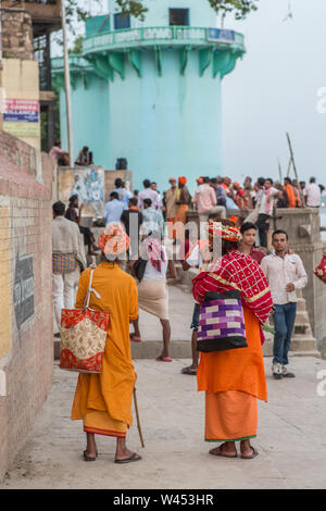 Deux passionnés d'Hindu marchant dans un chemin à côté du Gange à Varanasi. Banque D'Images