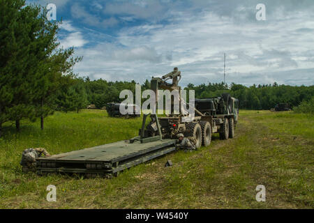 Les soldats de la Garde nationale de l'Iowa dont le siège et l'Administration centrale, de l'entreprise 334e Bataillon de soutien de la Brigade d'infanterie, 2e Brigade Combat Team, préparer pour charger un rack sur une grande mobilité lourde élévateur équipé d'un système de manutention de charge au cours d'une capacité d'entraînement au combat exportables (XCTC) la rotation au Camp Ripley, Minnesota, le 17 juillet 2019. XCTC fournit une expérience similaire à celle d'un centre d'instruction au combat pour les soldats de la Garde nationale à la gare ou à un centre de formation régional, réduisant les coûts et le temps passé loin du domicile et l'emploi. (U.S. La Garde nationale de l'armée photo par le Cpl. Ezequiel Ramirez) Banque D'Images