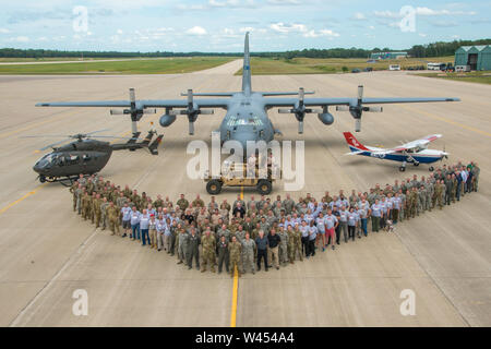 Gardes nationaux et les forces d'intervention en cas de catastrophe civile posent pour une photo le 15 juillet 2019, à Volk Field Air National Guard Base à Camp Douglas, Wisconsin la joint-force PATRIOT comprend notamment l'gardes nationaux et les unités d'intervention civile de tous les membres à travers les États-Unis dans le but d'unifier les communications et les meilleures pratiques pour l'intervention et de rétablissement en cas de catastrophe nationale. (U.S. Air National Guard photo de Tech. Le Sgt. Lynn M. signifie) Banque D'Images