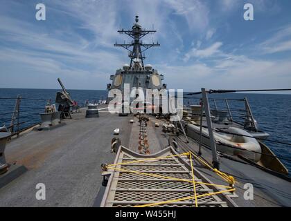 190718-N-IC246-0060 de l'OCÉAN ATLANTIQUE (18 juillet 2019) La classe Arleigh Burke destroyer lance-missiles USS Forrest Sherman (DDG 98) les transits de l'océan Atlantique. Forrest Sherman est en cours la réalisation d'une unité de formation composite de l'exercice avec le Harry S. Truman Strike Group. (U.S. Photo par marine Spécialiste de la communication de masse 3e classe Raymond Maddocks/libérés) Banque D'Images