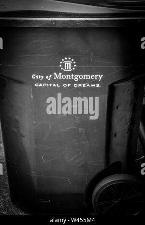 Gros plan d'une ville de Mongomery poubelle sur le trottoir, imprimé avec la devise 'ville de Montgomery capitale de rêves', en noir et blanc Banque D'Images