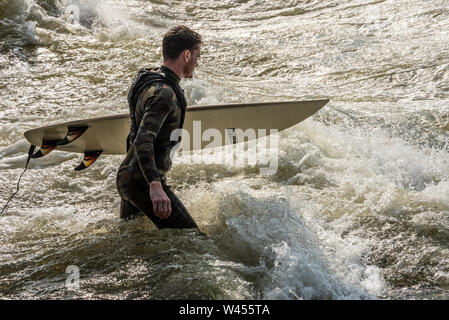 Surfer dans la rivière rapides sur la rivière Chattahoochee à Columbus, en Géorgie. (USA) Banque D'Images