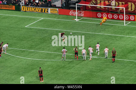 Josef Martinez d'Atlanta United FC marquant contre les New York Red Bulls dans un jeu de soccer MLS au stade Mercedes-Benz à Atlanta, Géorgie. (USA) Banque D'Images