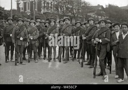 Concentración de tropas en la playa de Ondarreta, con destino a guerra de África (7 de 8) - Fondo Car-Kutxa Fototeka. Banque D'Images